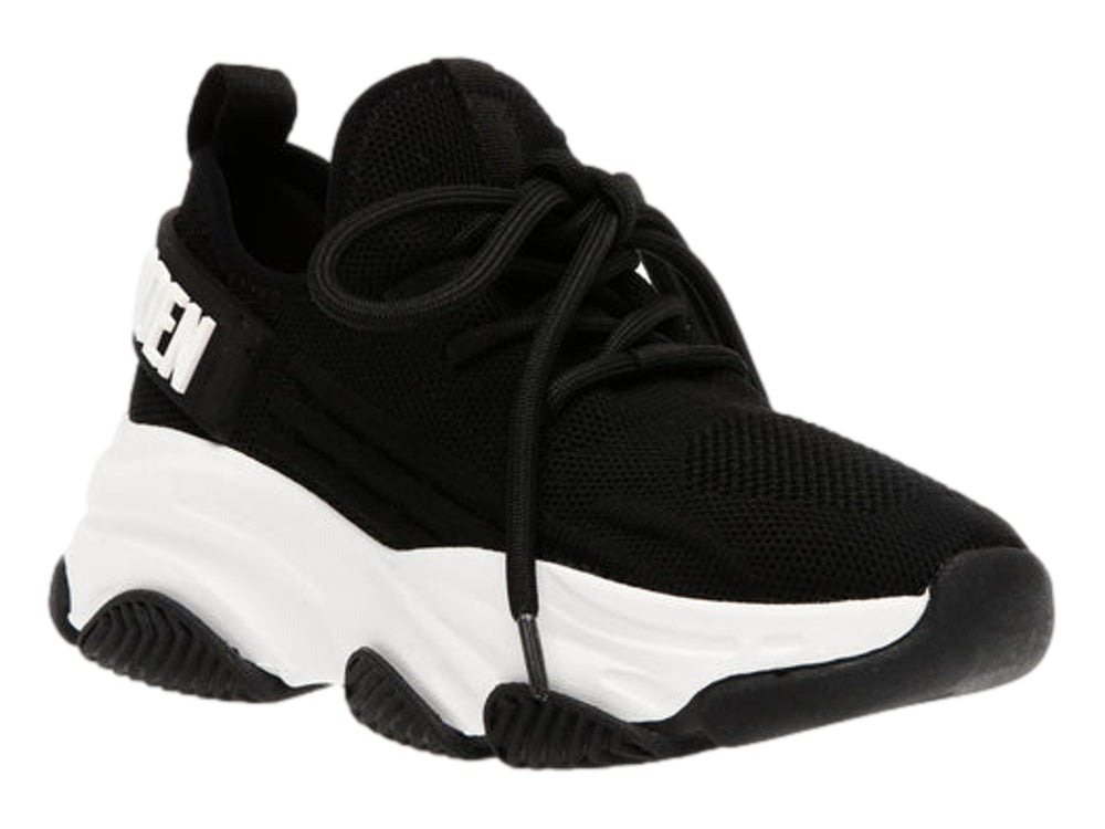 Tenis deportivos Steve Madden para niño en color negro con suela blanca ancha y prominente.