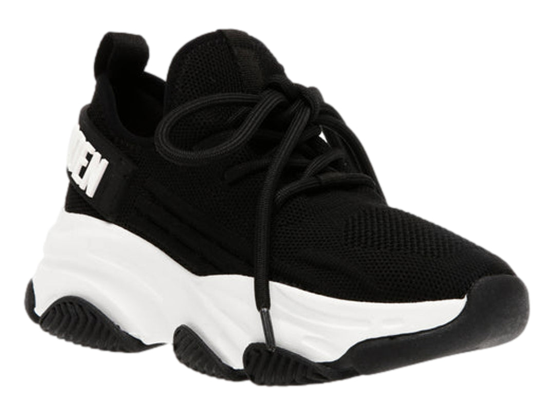 Tenis deportivos Steve Madden para niño en color negro con suela blanca ancha y prominente.