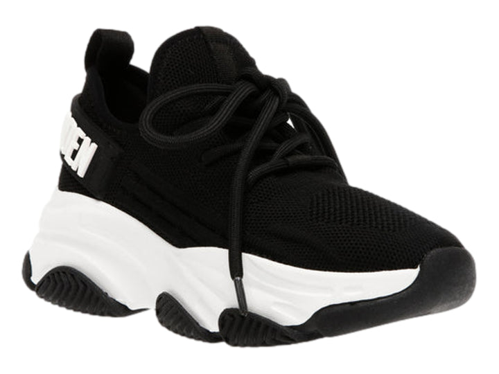 Tenis deportivos Steve Madden para niño en color negro con suela blanca ancha y prominente.