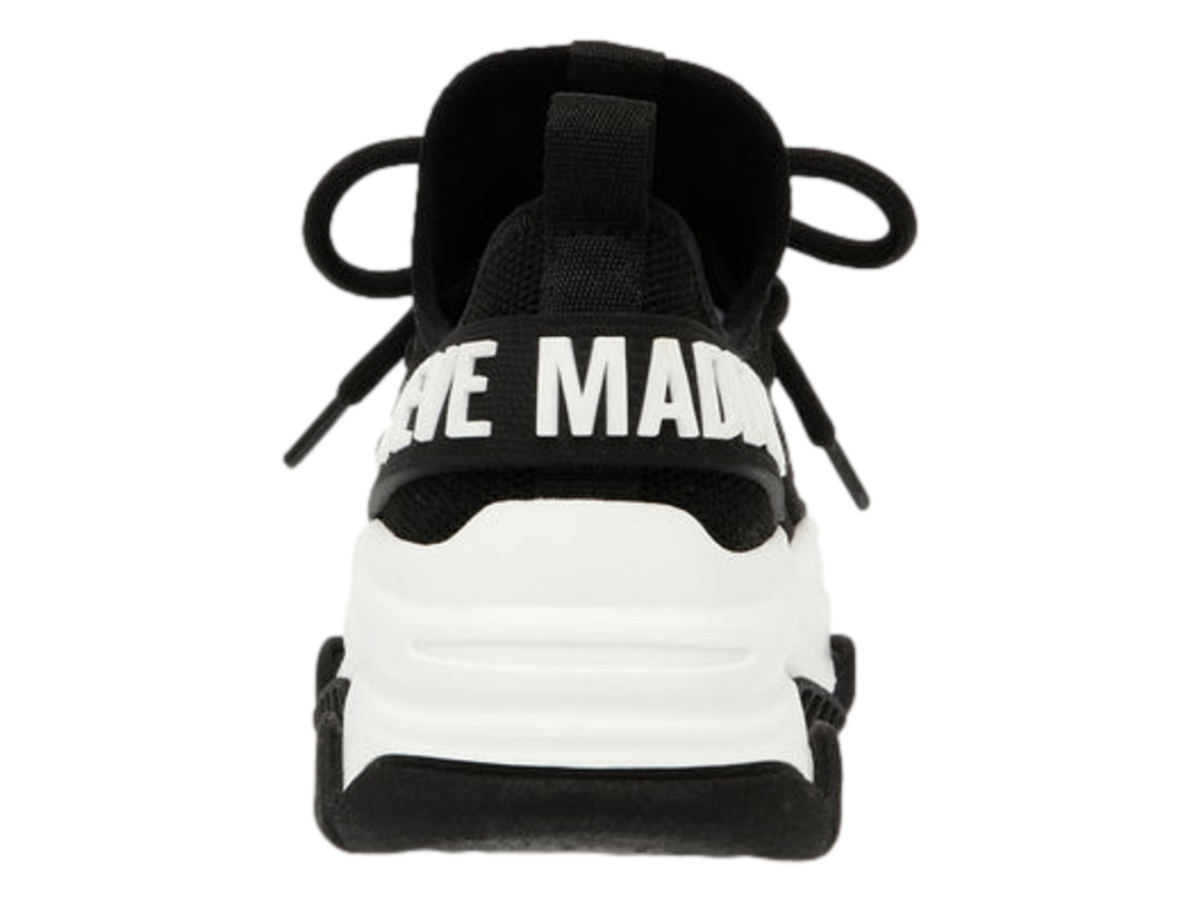 Tenis deportivos Steve Madden para niño en color negro con suela blanca ancha y prominente.