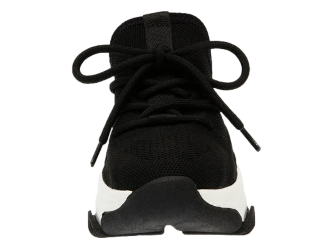 Tenis deportivos Steve Madden para niño en color negro con suela blanca ancha y prominente.