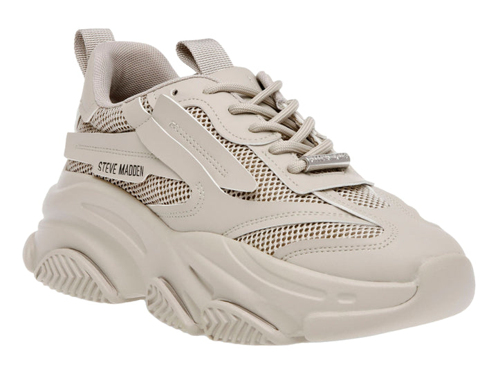 Tenis Steve Madden color greige con suela chunky y detalles de malla.