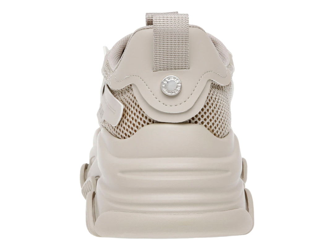 Tenis Steve Madden color greige con suela chunky y detalles de malla.