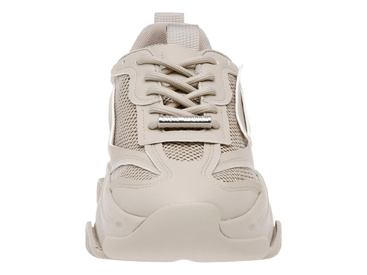 Tenis Steve Madden color greige con suela chunky y detalles de malla.