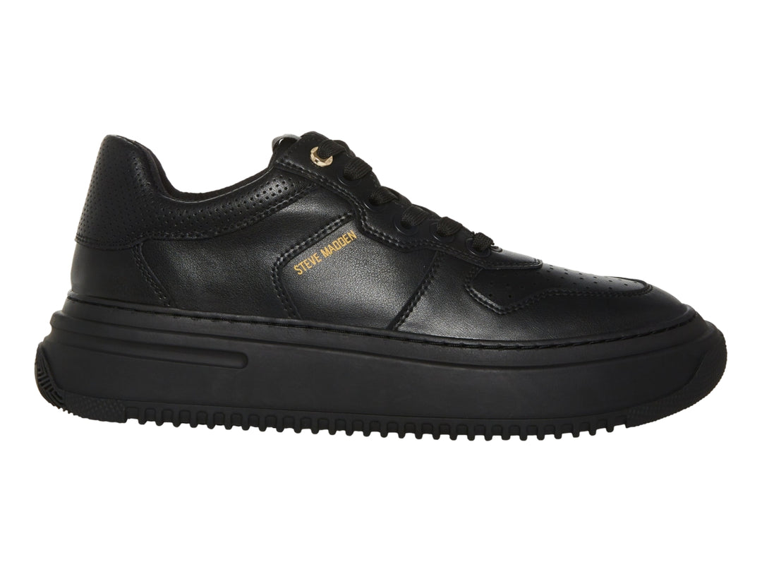 Tenis Steve Madden color negro con suela de plataforma gruesa y detalles perforados.