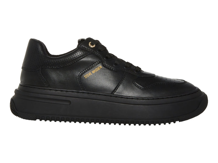 Tenis Steve Madden color negro con suela de plataforma gruesa y detalles perforados.