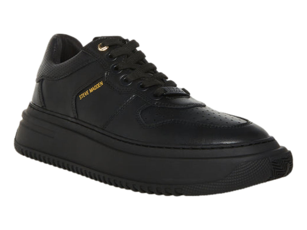 Tenis Steve Madden color negro con suela de plataforma gruesa y detalles perforados.