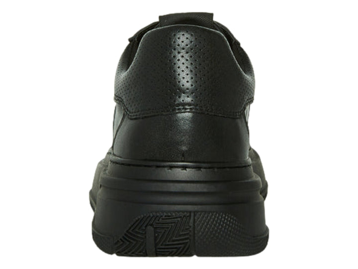 Tenis Steve Madden color negro con suela de plataforma gruesa y detalles perforados.