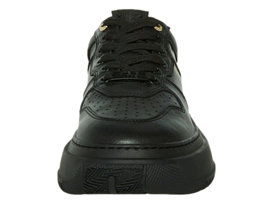 Tenis Steve Madden color negro con suela de plataforma gruesa y detalles perforados.