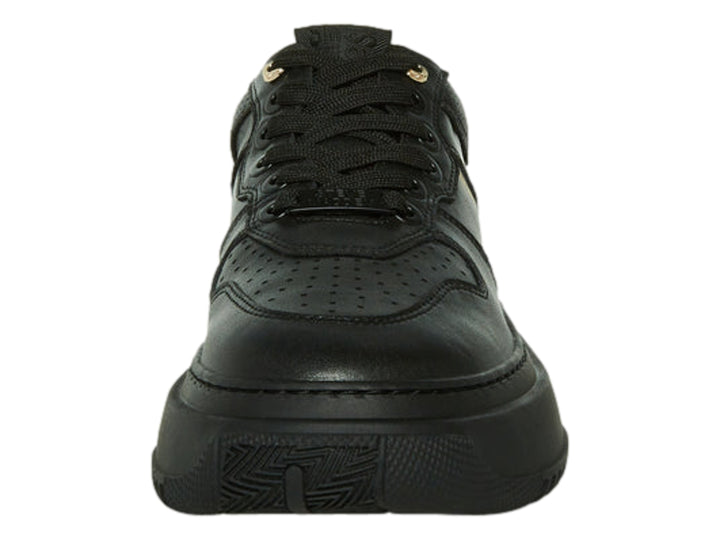Tenis Steve Madden color negro con suela de plataforma gruesa y detalles perforados.