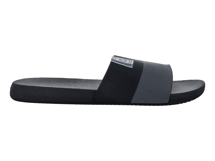 Sandalia slide color negro con franja gris en la parte superior y suela negra.
