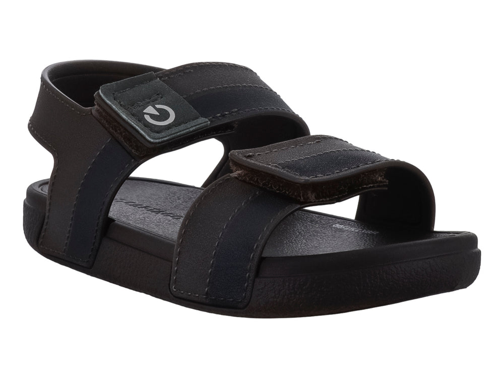 Sandalia infantil color negro y marrón con cierres de velcro y suela ancha.