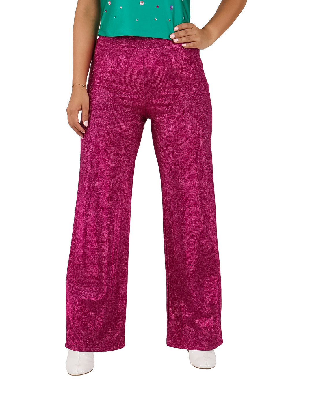 Pantalones anchos de color fucsia con acabado brillante.