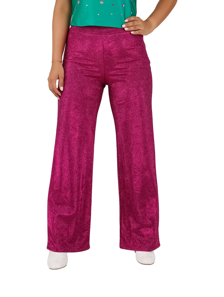 Pantalones anchos de color fucsia con acabado brillante.