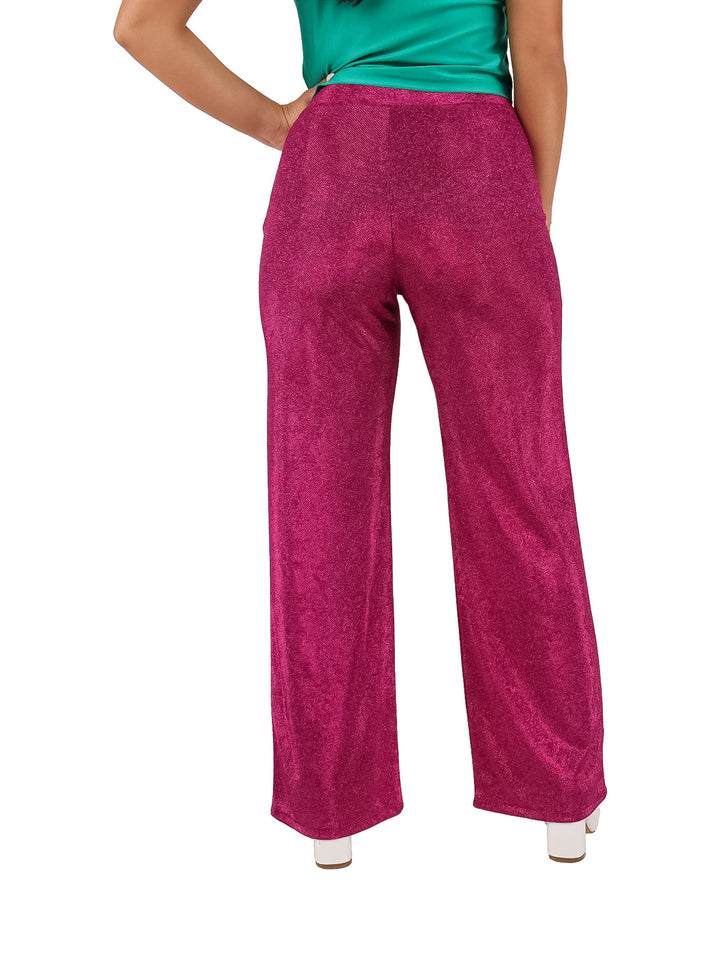 Pantalones anchos de color fucsia con acabado brillante.