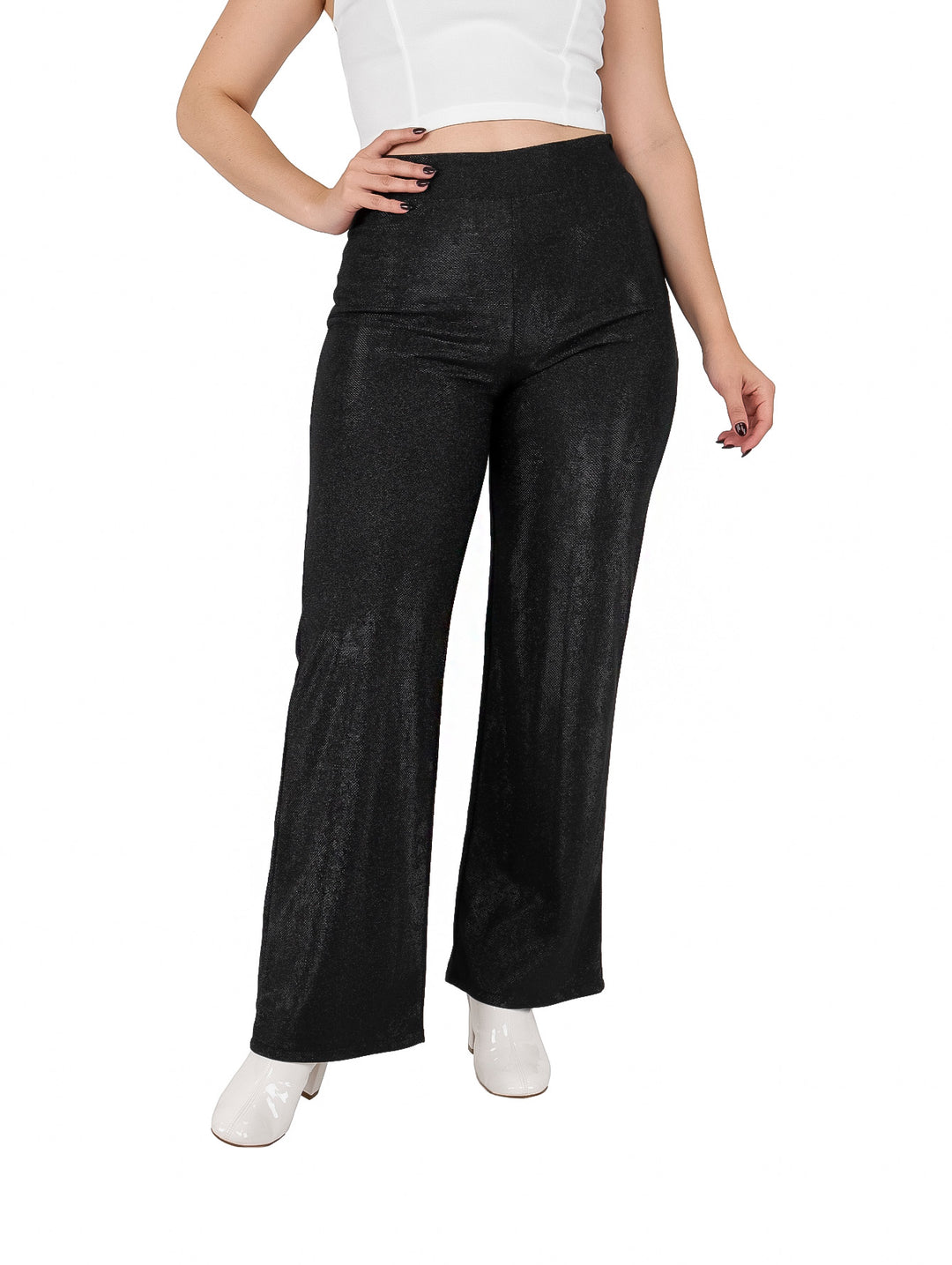 Mujer vistiendo pantalón ancho color negro con efecto de brillos y talle alto.