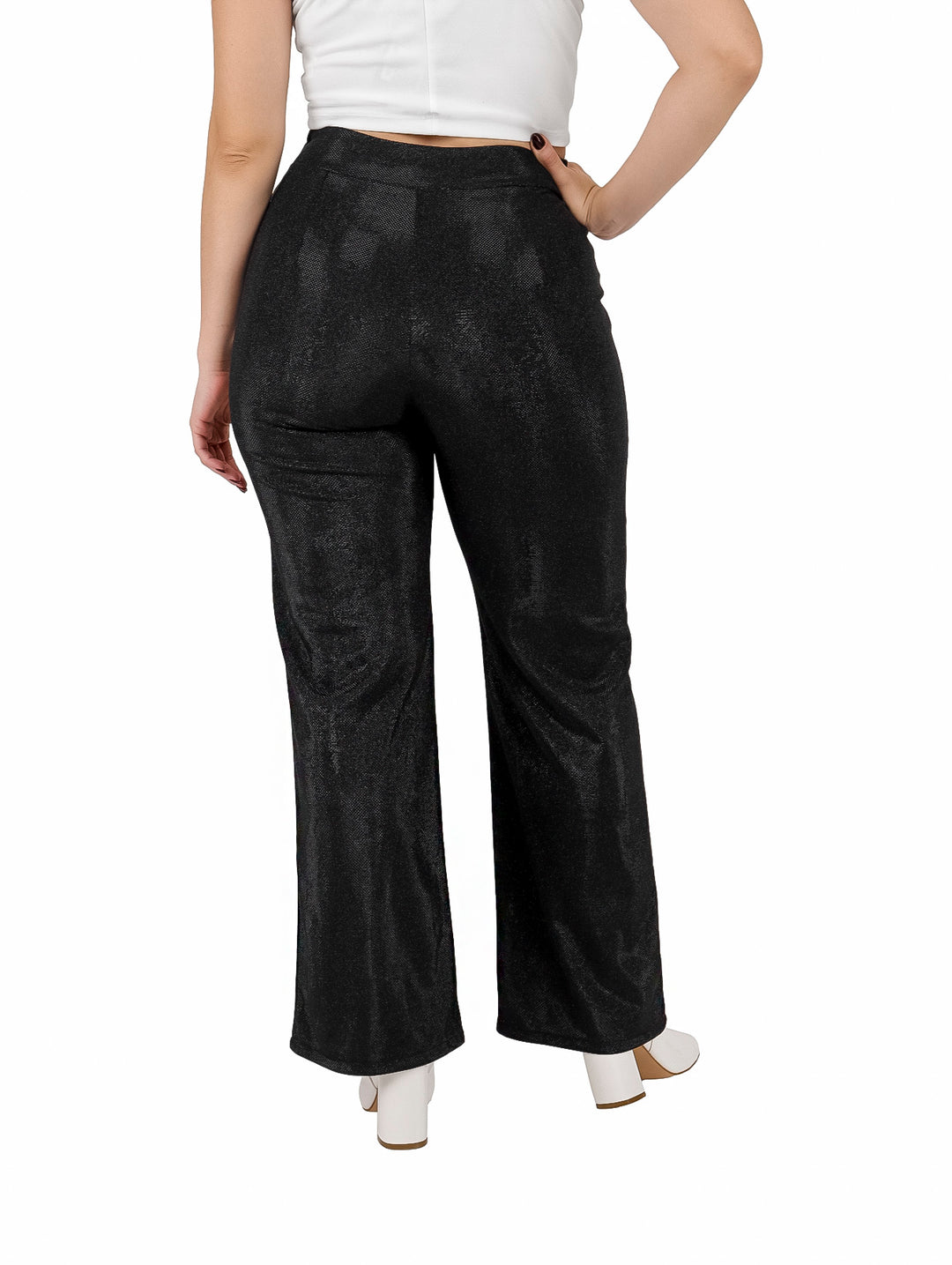 Mujer vistiendo pantalón ancho color negro con efecto de brillos y talle alto.