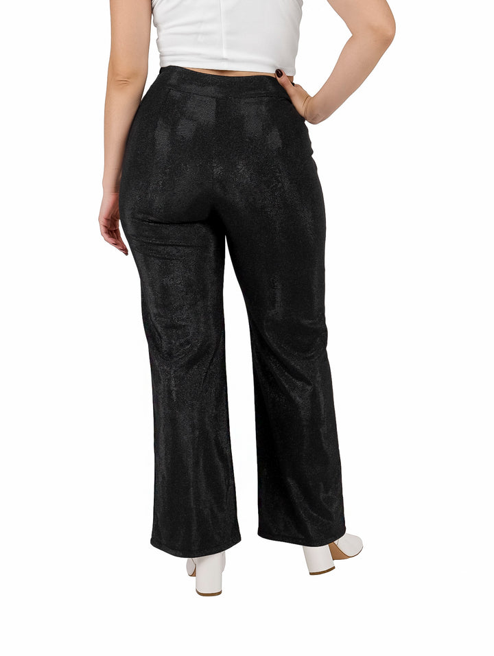 Mujer vistiendo pantalón ancho color negro con efecto de brillos y talle alto.
