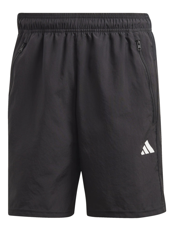 Hombre vistiendo shorts deportivos Adidas de color negro con logo blanco en la pierna izquierda.