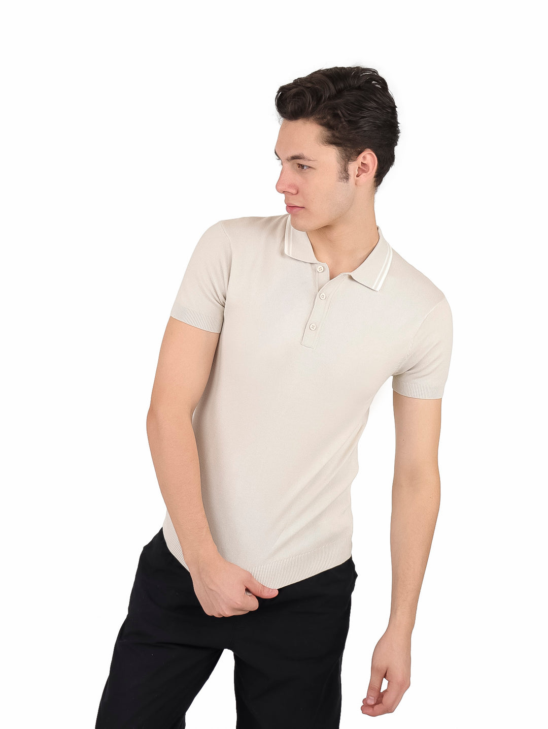 Hombre vistiendo playera polo tejida color arena con pantalones negros.