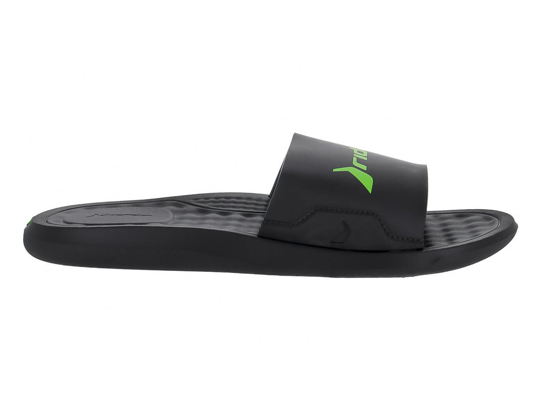 Sandalia slide Rider de color negro con logotipo verde en la correa.