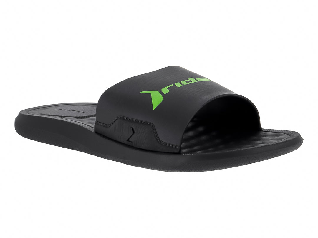 Sandalia slide Rider de color negro con logotipo verde en la correa.