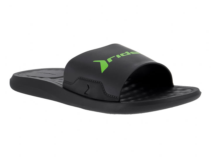 Sandalia slide Rider de color negro con logotipo verde en la correa.