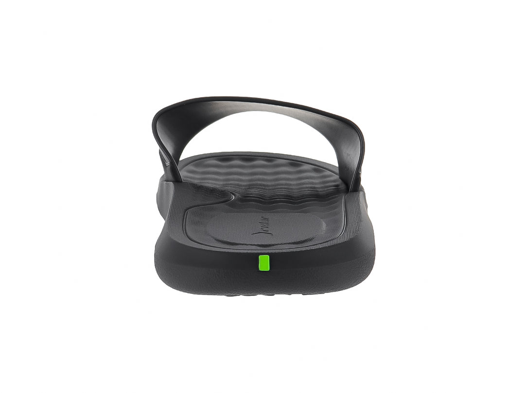 Sandalia slide Rider de color negro con logotipo verde en la correa.
