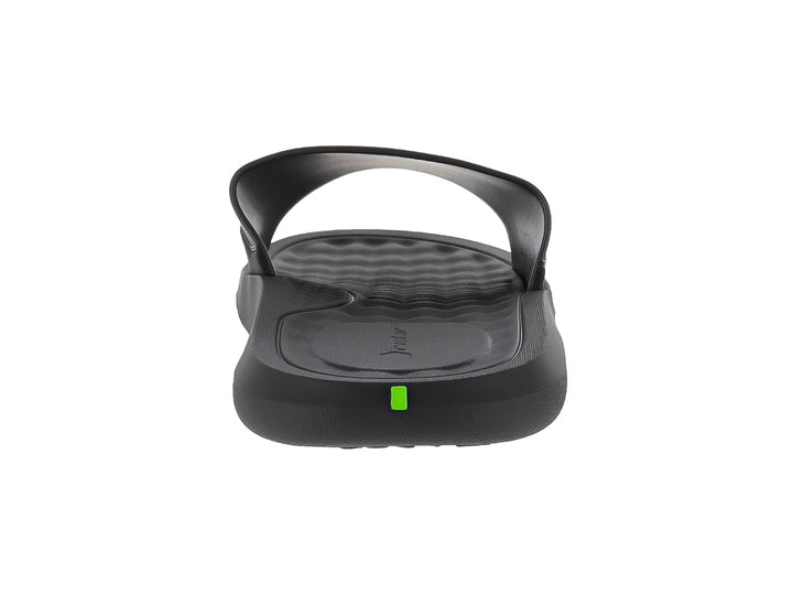 Sandalia slide Rider de color negro con logotipo verde en la correa.