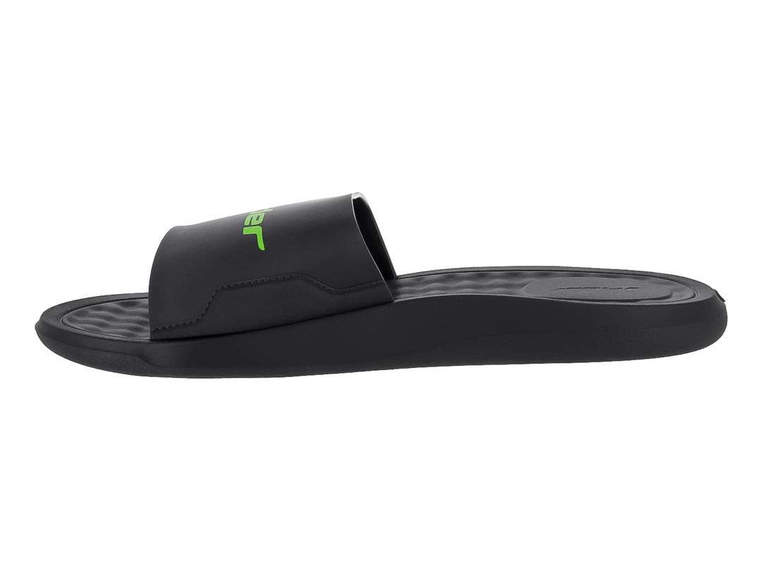 Sandalia slide Rider de color negro con logotipo verde en la correa.