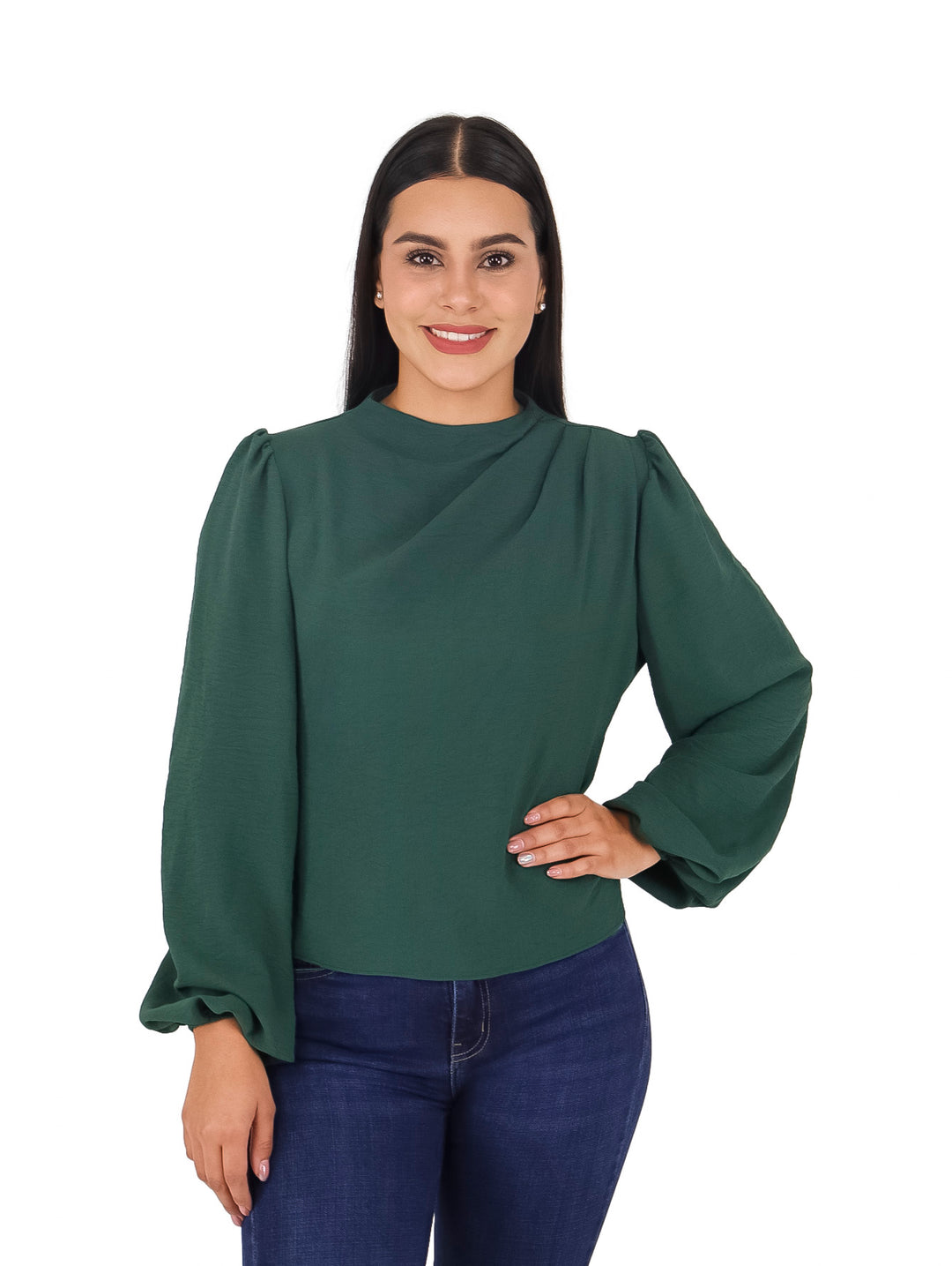 Mujer vistiendo una blusa color verde botella con mangas largas abullonadas y cuello alto.