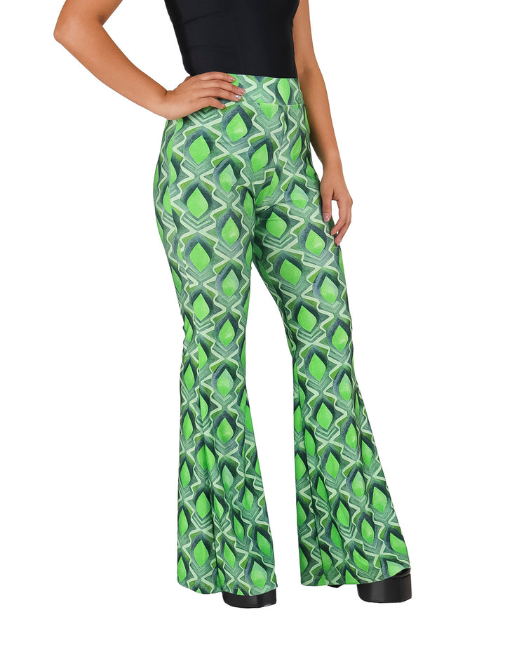Pantalón verde con estampado geométrico y corte de campana.