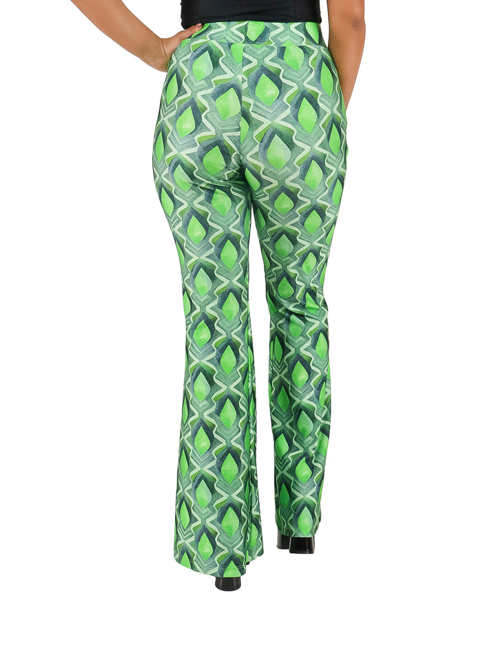 Pantalón verde con estampado geométrico y corte de campana.