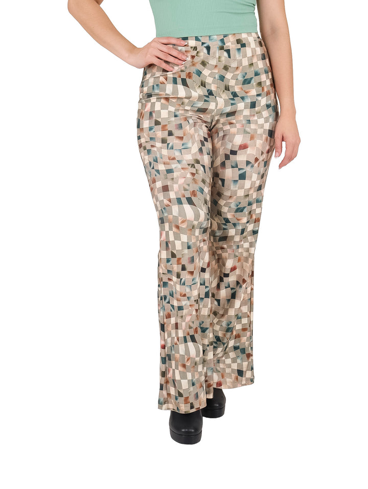 Pantalón recto para mujer con estampado de cuadros en tonos neutros como gris y beige.