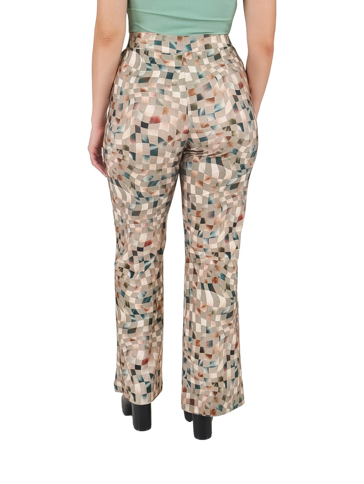 Pantalón recto para mujer con estampado de cuadros en tonos neutros como gris y beige.