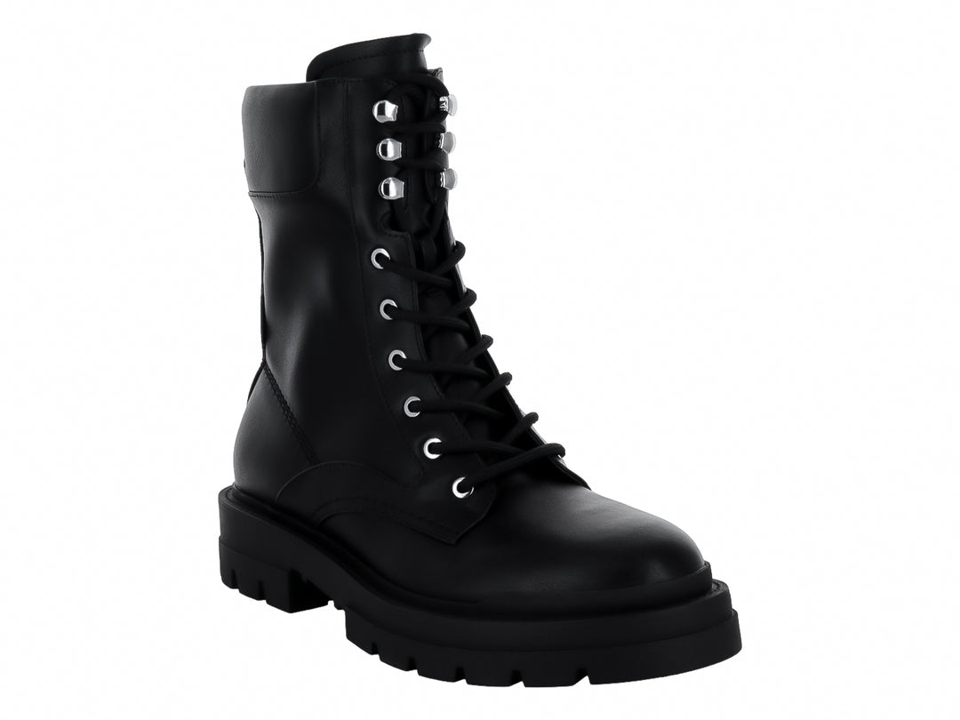Bota negra de cuero sintético con cordones y suela track gruesa.