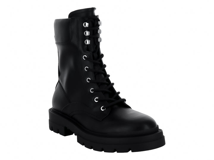 Bota negra de cuero sintético con cordones y suela track gruesa.