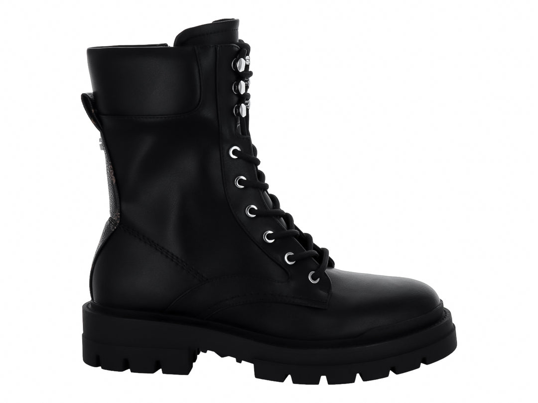 Bota negra de cuero sintético con cordones y suela track gruesa.