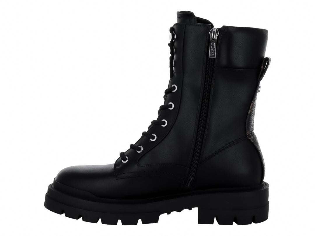 Bota negra de cuero sintético con cordones y suela track gruesa.