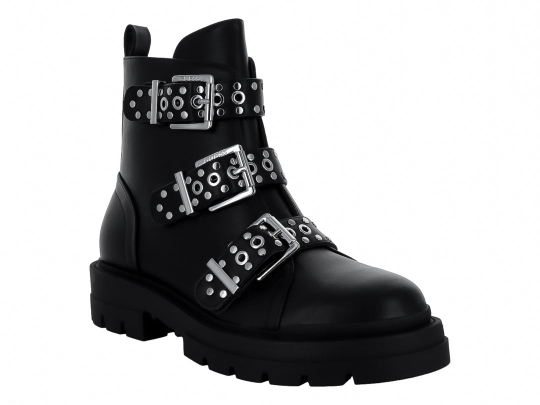 Bota negra con tres correas de hebillas plateadas y suela track gruesa.