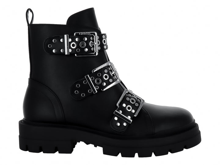 Bota negra con tres correas de hebillas plateadas y suela track gruesa.