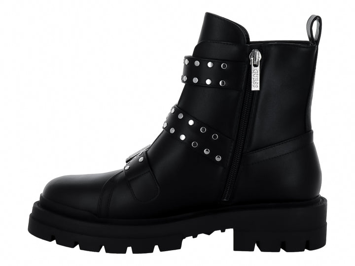 Bota negra con tres correas de hebillas plateadas y suela track gruesa.