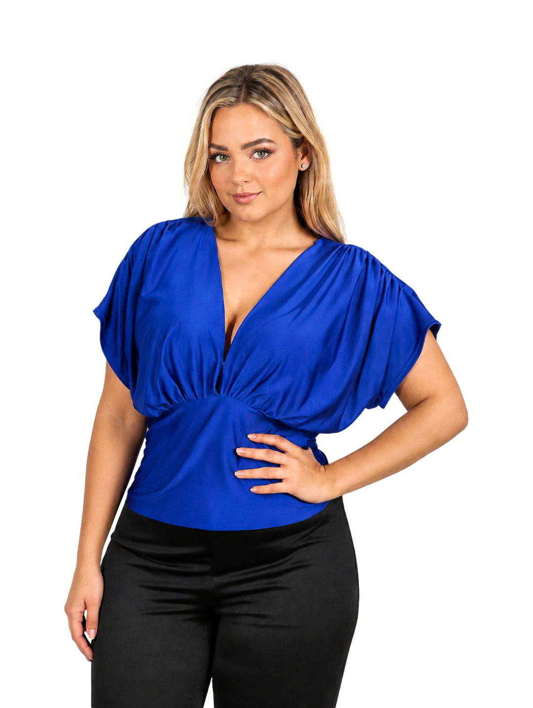 Mujer vistiendo una blusa azul rey de escote en V y pantalones negros sobre fondo blanco.