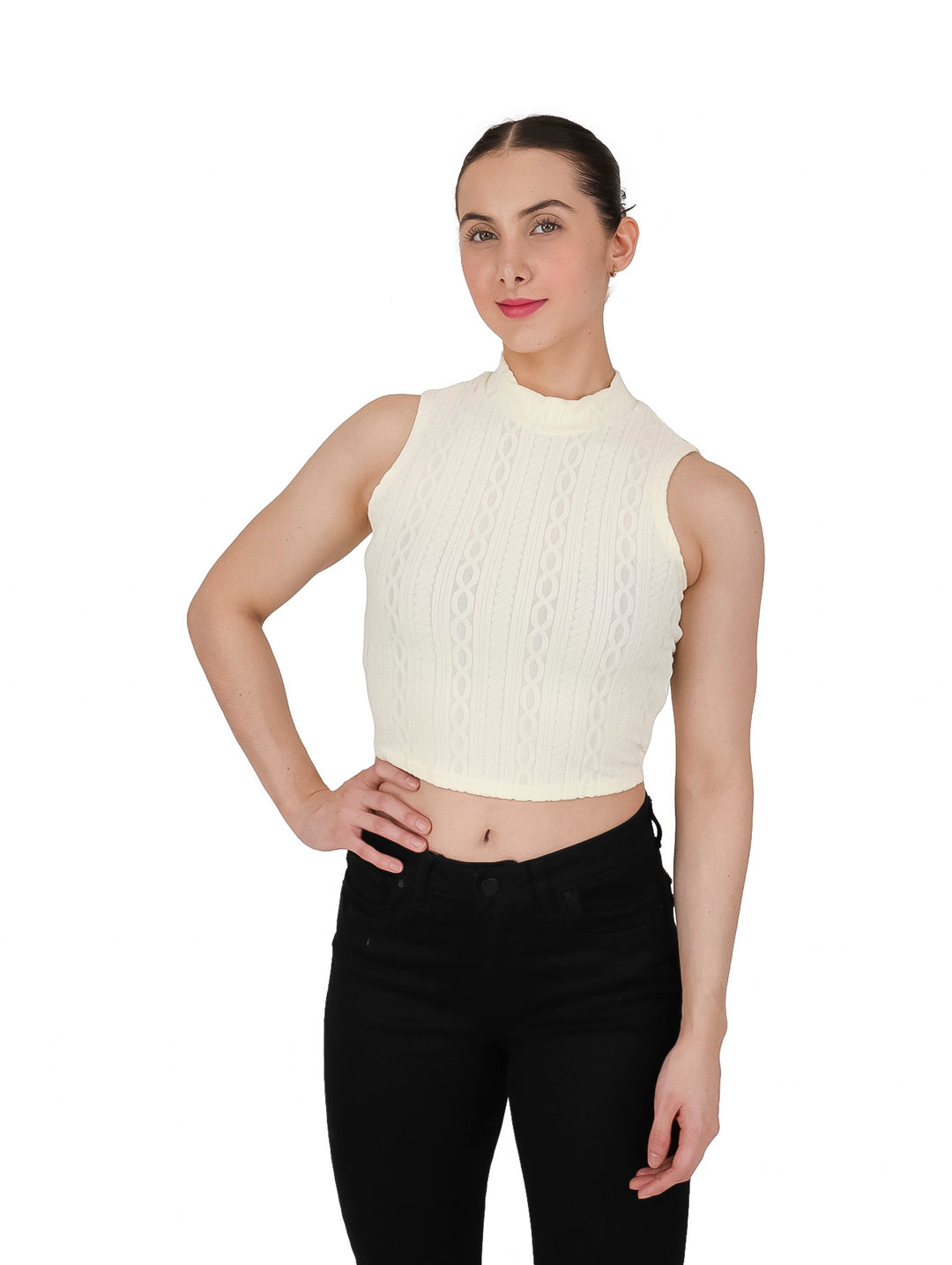 Mujer vistiendo blusa tejida color ivory sin mangas y cuello alto.