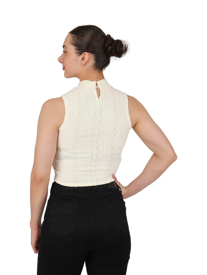 Mujer vistiendo blusa tejida color ivory sin mangas y cuello alto.