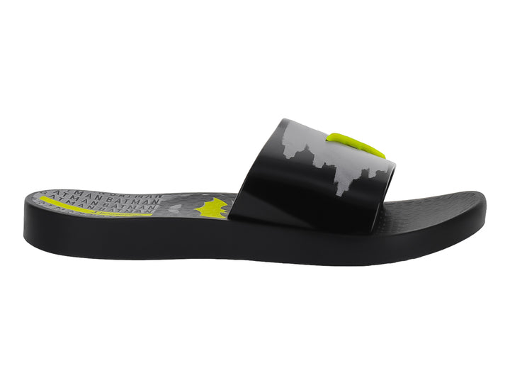 Sandalia Ipanema color negro con detalles en gris y amarillo y estampado de Batman.