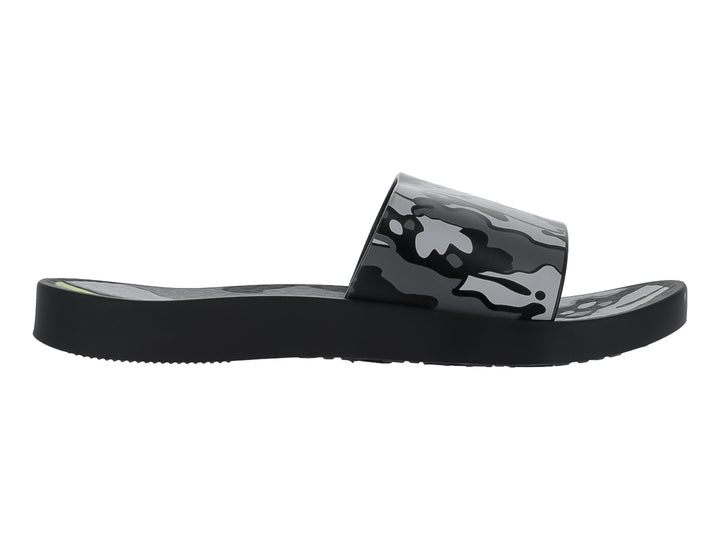Sandalia Ipanema de color negro con banda superior en estampado de camuflaje en tonos negro y gris.