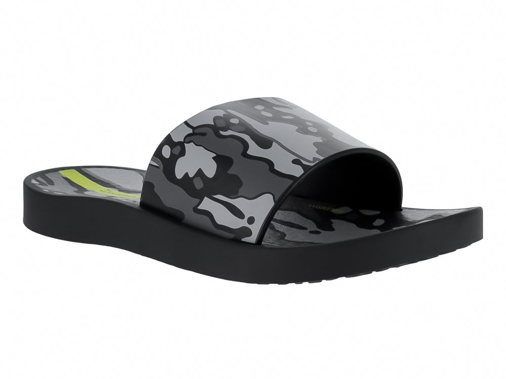 Sandalia Ipanema de color negro con banda superior en estampado de camuflaje en tonos negro y gris.