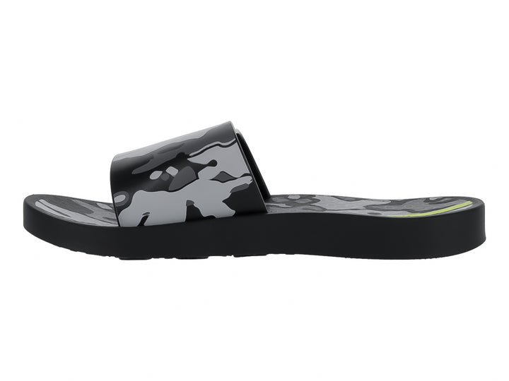 Sandalia Ipanema de color negro con banda superior en estampado de camuflaje en tonos negro y gris.