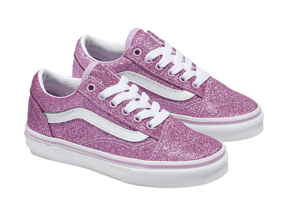 Tenis VANS Old Skool color lila con acabado brillante en glitter y suela blanca.